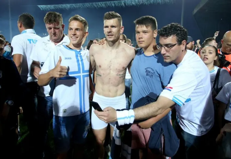 VELIKA GALERIJA SLAVLJA U RIJECI: Emocije su na Kvarneru dotaknule nebo, navijači uletjeli na teren i s igračima proslavili titulu!