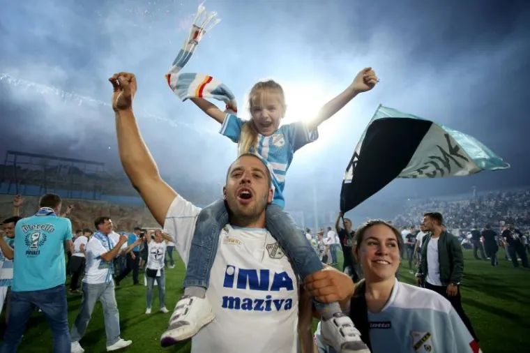 VELIKA GALERIJA SLAVLJA U RIJECI: Emocije su na Kvarneru dotaknule nebo, navijači uletjeli na teren i s igračima proslavili titulu!