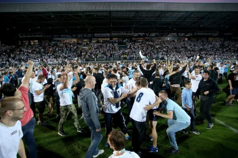 VELIKA GALERIJA SLAVLJA U RIJECI: Emocije su na Kvarneru dotaknule nebo, navijači uletjeli na teren i s igračima proslavili titulu!