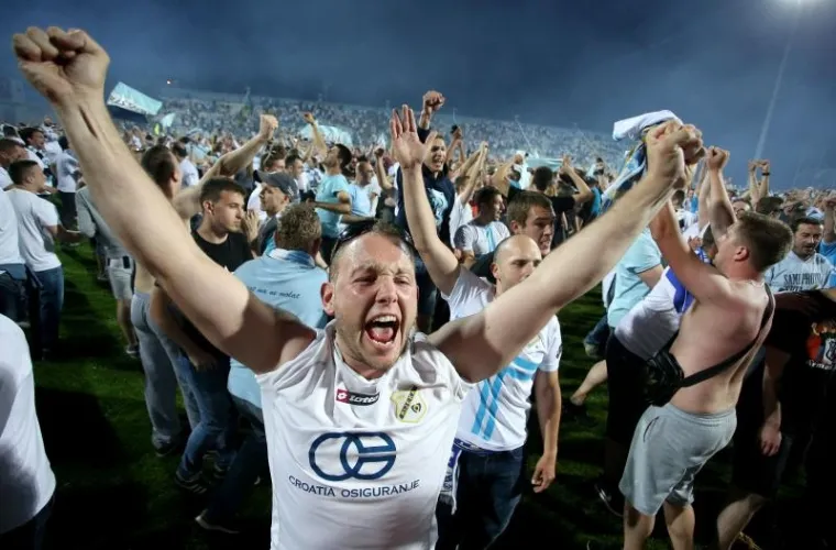 VELIKA GALERIJA SLAVLJA U RIJECI: Emocije su na Kvarneru dotaknule nebo, navijači uletjeli na teren i s igračima proslavili titulu!
