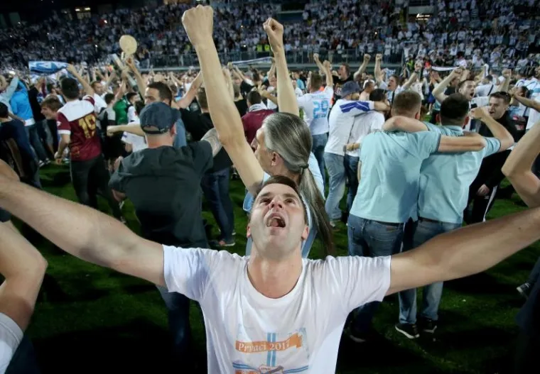 VELIKA GALERIJA SLAVLJA U RIJECI: Emocije su na Kvarneru dotaknule nebo, navijači uletjeli na teren i s igračima proslavili titulu!