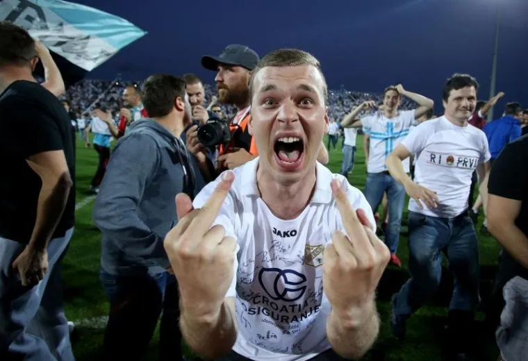 VELIKA GALERIJA SLAVLJA U RIJECI: Emocije su na Kvarneru dotaknule nebo, navijači uletjeli na teren i s igračima proslavili titulu!