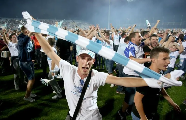 VELIKA GALERIJA SLAVLJA U RIJECI: Emocije su na Kvarneru dotaknule nebo, navijači uletjeli na teren i s igračima proslavili titulu!