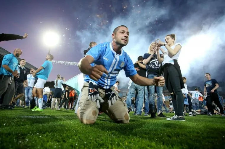 VELIKA GALERIJA SLAVLJA U RIJECI: Emocije su na Kvarneru dotaknule nebo, navijači uletjeli na teren i s igračima proslavili titulu!