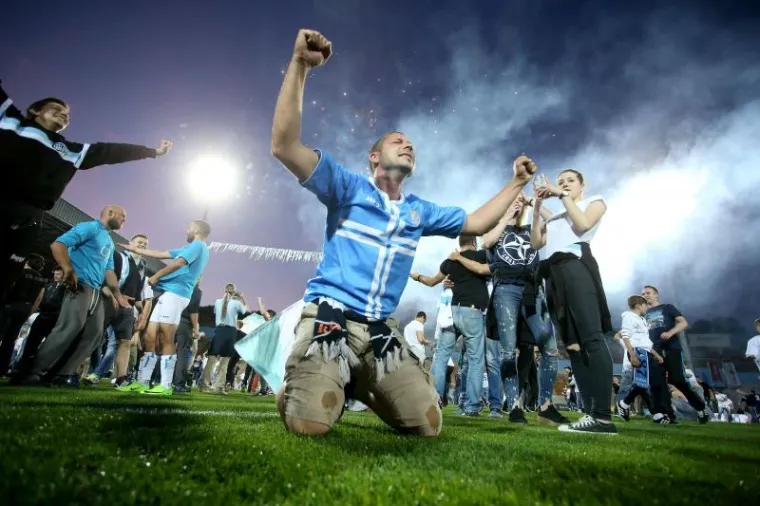 VELIKA GALERIJA SLAVLJA U RIJECI: Emocije su na Kvarneru dotaknule nebo, navijači uletjeli na teren i s igračima proslavili titulu!