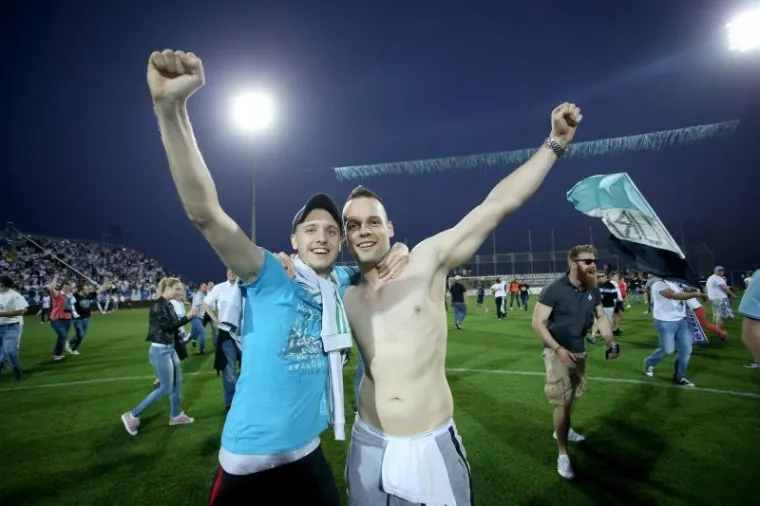 VELIKA GALERIJA SLAVLJA U RIJECI: Emocije su na Kvarneru dotaknule nebo, navijači uletjeli na teren i s igračima proslavili titulu!