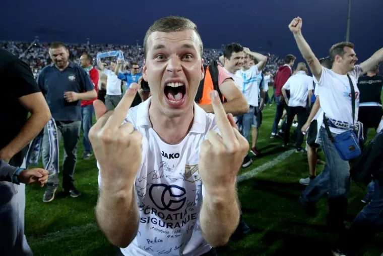 VELIKA GALERIJA SLAVLJA U RIJECI: Emocije su na Kvarneru dotaknule nebo, navijači uletjeli na teren i s igračima proslavili titulu!