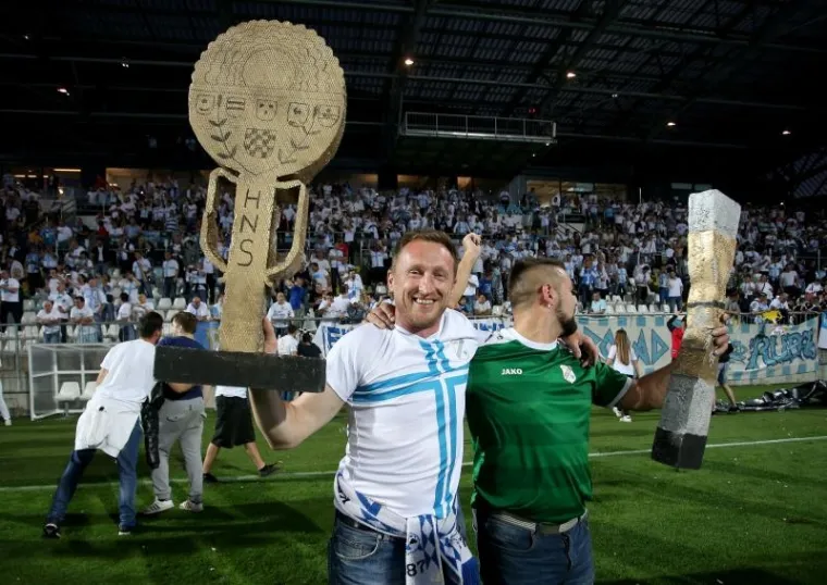 VELIKA GALERIJA SLAVLJA U RIJECI: Emocije su na Kvarneru dotaknule nebo, navijači uletjeli na teren i s igračima proslavili titulu!