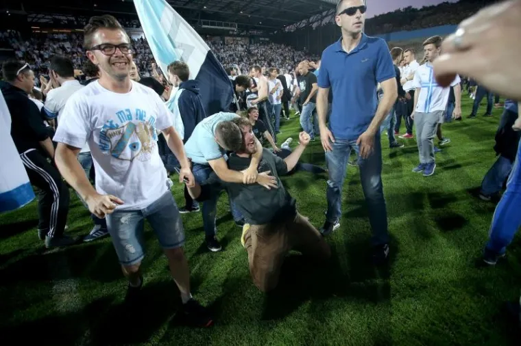 VELIKA GALERIJA SLAVLJA U RIJECI: Emocije su na Kvarneru dotaknule nebo, navijači uletjeli na teren i s igračima proslavili titulu!