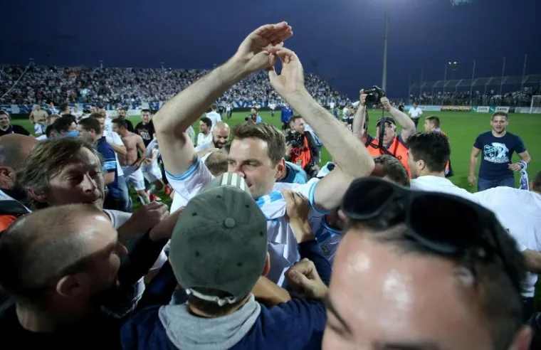 VELIKA GALERIJA SLAVLJA U RIJECI: Emocije su na Kvarneru dotaknule nebo, navijači uletjeli na teren i s igračima proslavili titulu!