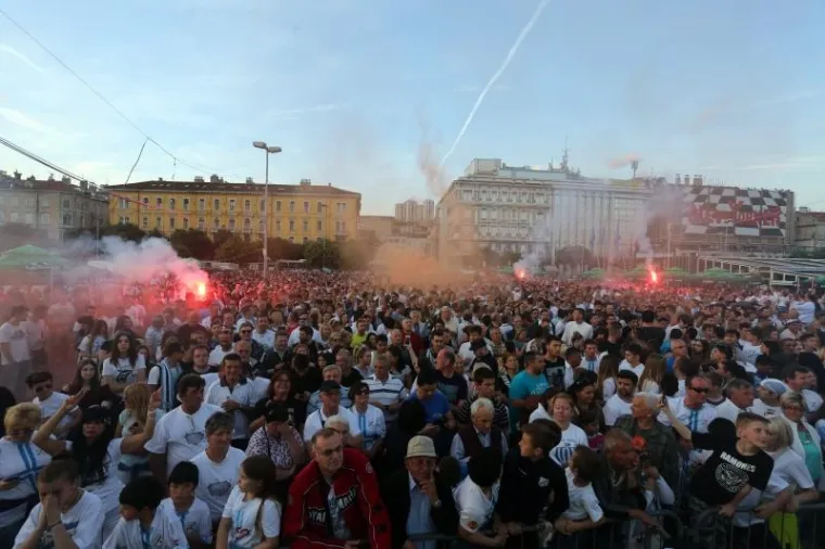 VELIKA GALERIJA SLAVLJA U RIJECI: Emocije su na Kvarneru dotaknule nebo, navijači uletjeli na teren i s igračima proslavili titulu!