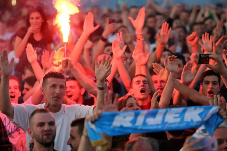 VELIKA GALERIJA SLAVLJA U RIJECI: Emocije su na Kvarneru dotaknule nebo, navijači uletjeli na teren i s igračima proslavili titulu!