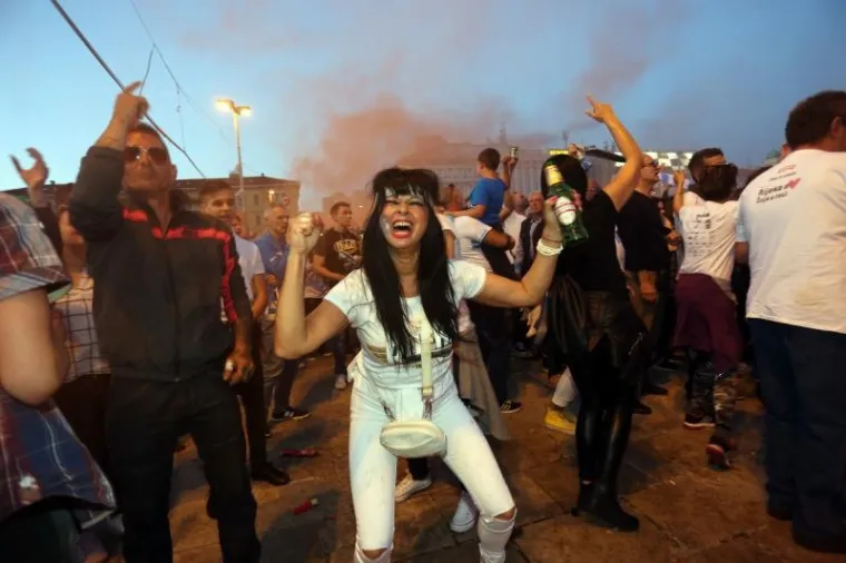 VELIKA GALERIJA SLAVLJA U RIJECI: Emocije su na Kvarneru dotaknule nebo, navijači uletjeli na teren i s igračima proslavili titulu!