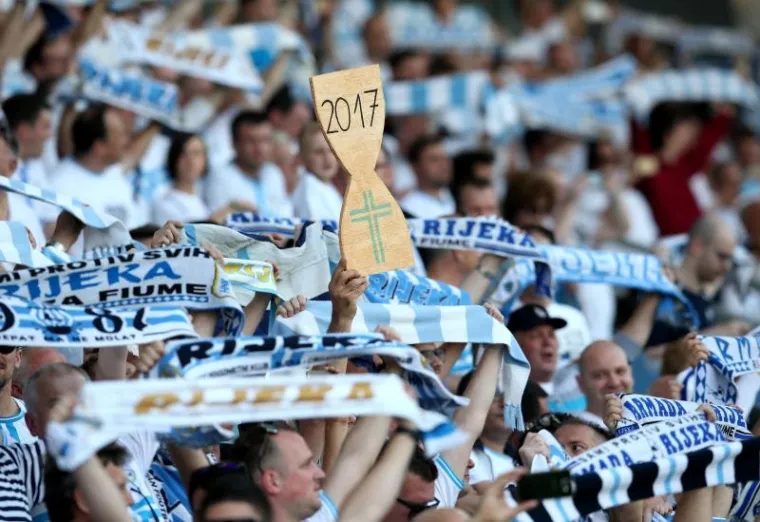 RUJEVICA JE NA NOGAMA: Navijači na tribinama slave, ovo je povijesni dan za Rijeku