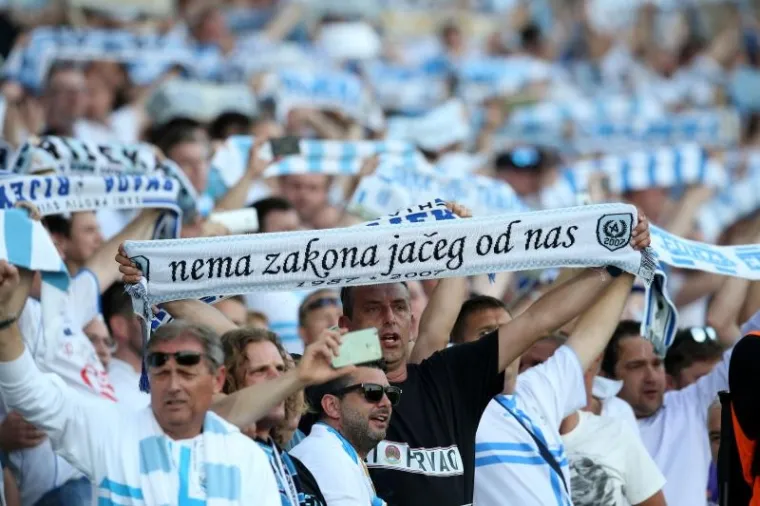 RUJEVICA JE NA NOGAMA: Navijači na tribinama slave, ovo je povijesni dan za Rijeku