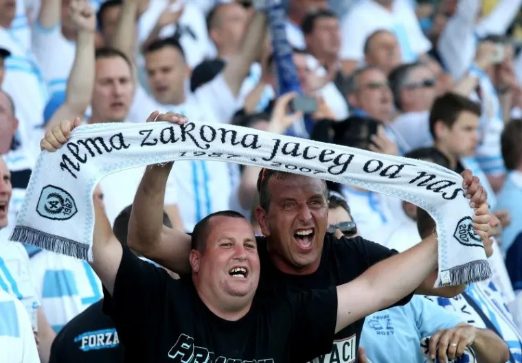 RUJEVICA JE NA NOGAMA: Navijači na tribinama slave, ovo je povijesni dan za Rijeku