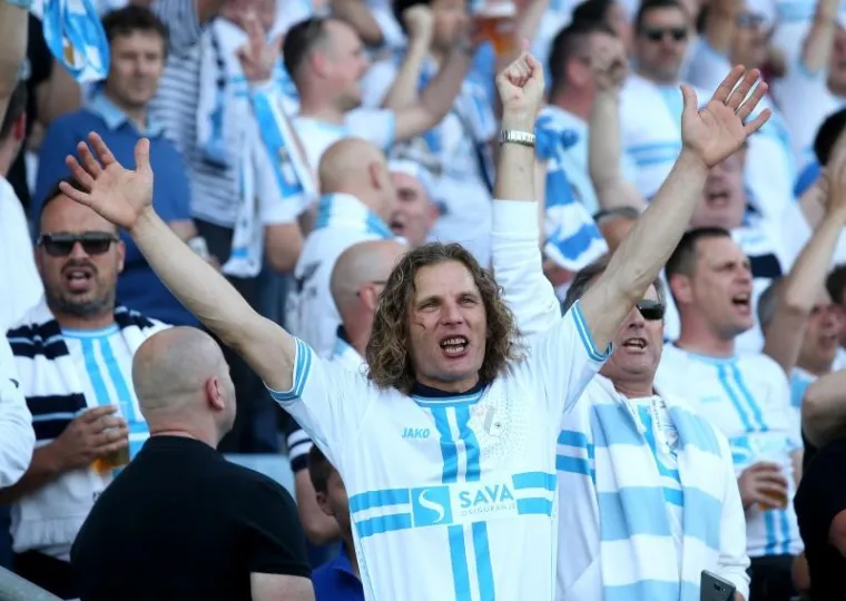 RUJEVICA JE NA NOGAMA: Navijači na tribinama slave, ovo je povijesni dan za Rijeku