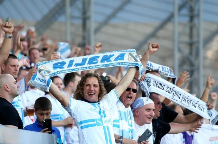 RUJEVICA JE NA NOGAMA: Navijači na tribinama slave, ovo je povijesni dan za Rijeku