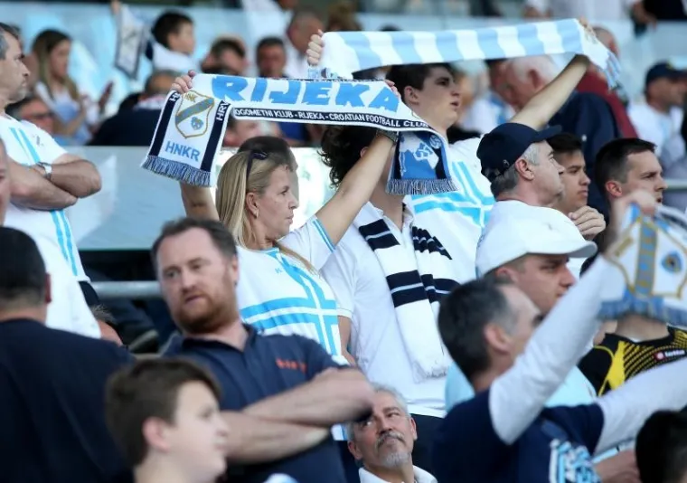 RUJEVICA JE NA NOGAMA: Navijači na tribinama slave, ovo je povijesni dan za Rijeku