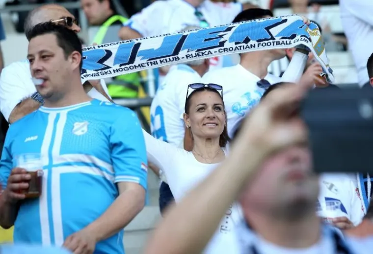 RUJEVICA JE NA NOGAMA: Navijači na tribinama slave, ovo je povijesni dan za Rijeku