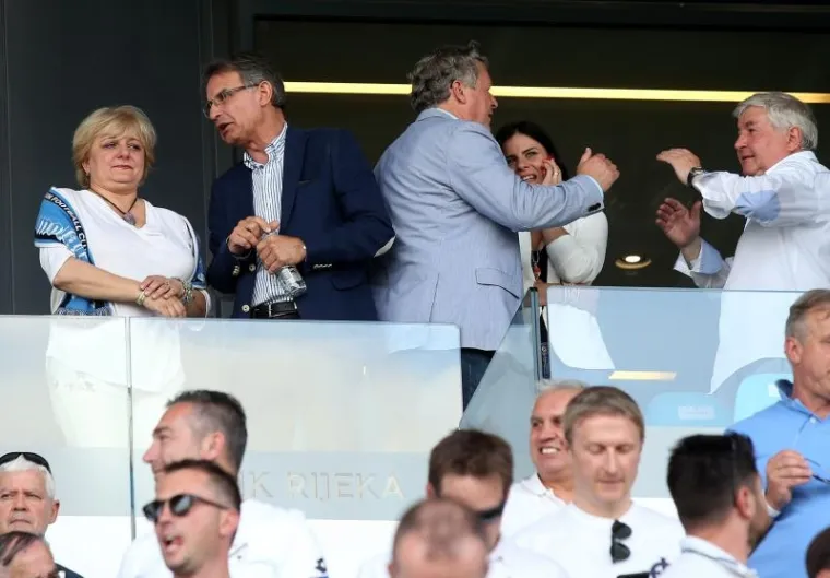 RUJEVICA JE NA NOGAMA: Navijači na tribinama slave, ovo je povijesni dan za Rijeku