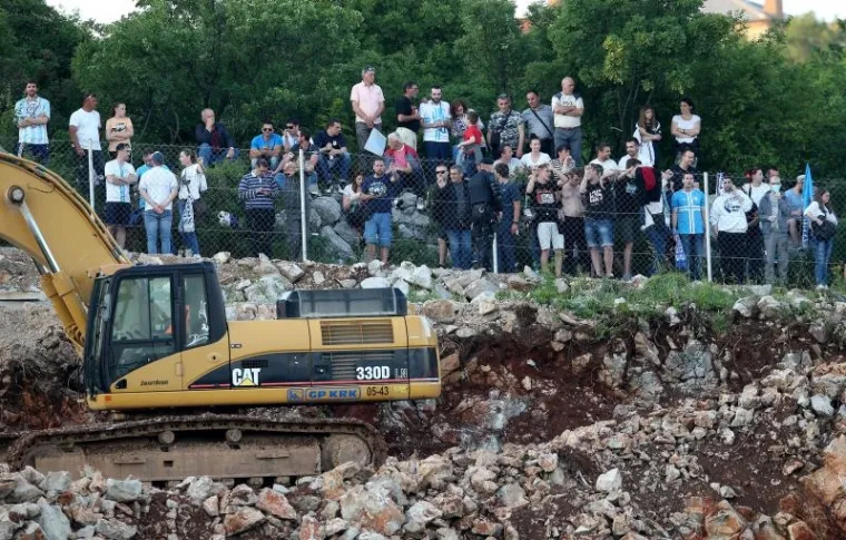 RUJEVICA JE NA NOGAMA: Navijači na tribinama slave, ovo je povijesni dan za Rijeku