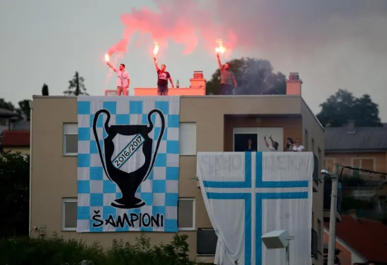 RUJEVICA JE NA NOGAMA: Navijači na tribinama slave, ovo je povijesni dan za Rijeku