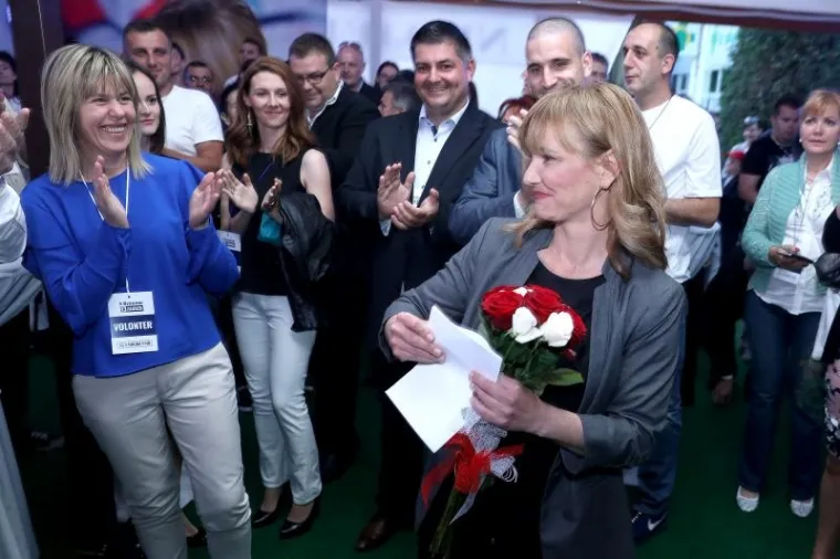 Hasanbegović izljubio Brunu Esih nakon objave rezultata