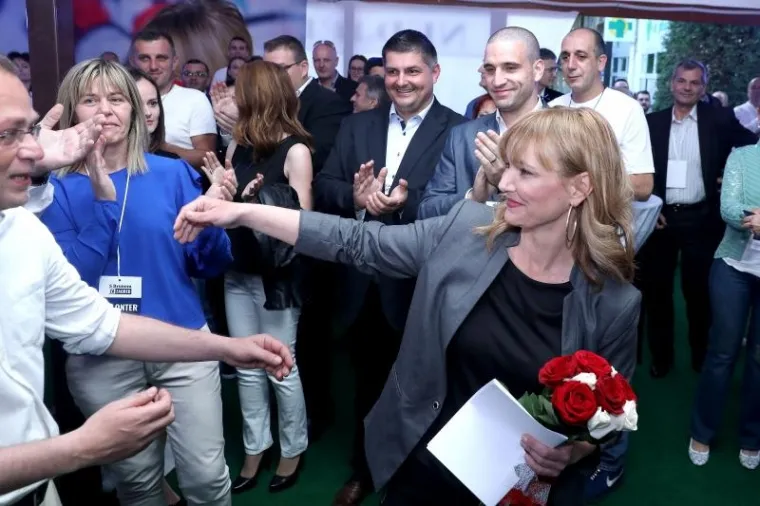 Hasanbegović izljubio Brunu Esih nakon objave rezultata