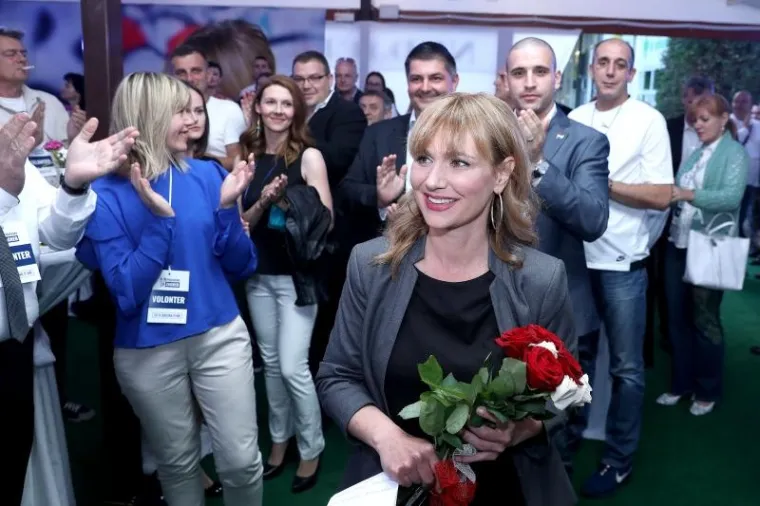 Hasanbegović izljubio Brunu Esih nakon objave rezultata