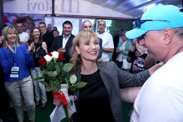 Hasanbegović izljubio Brunu Esih nakon objave rezultata