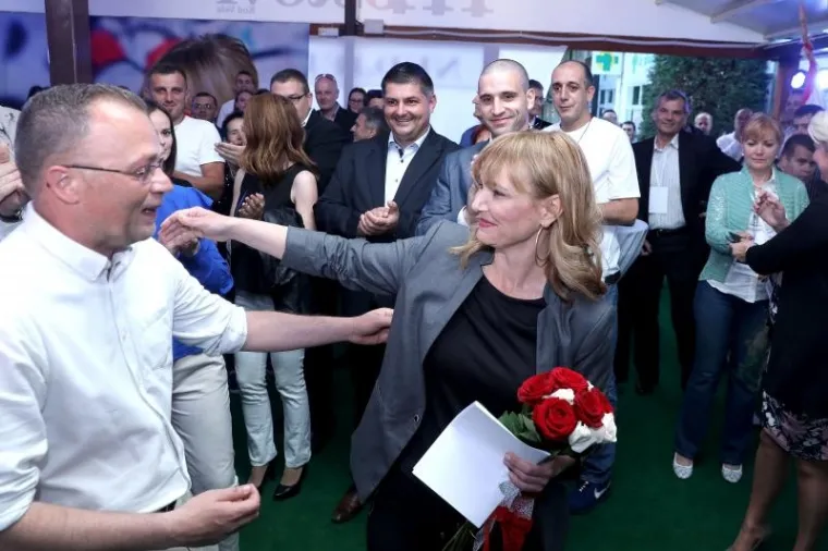 Hasanbegović izljubio Brunu Esih nakon objave rezultata