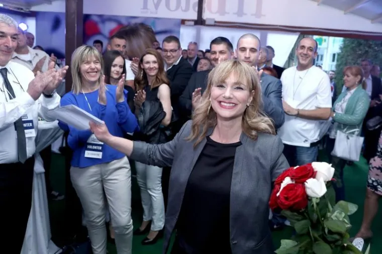 Hasanbegović izljubio Brunu Esih nakon objave rezultata