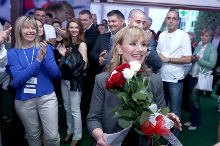 Hasanbegović izljubio Brunu Esih nakon objave rezultata