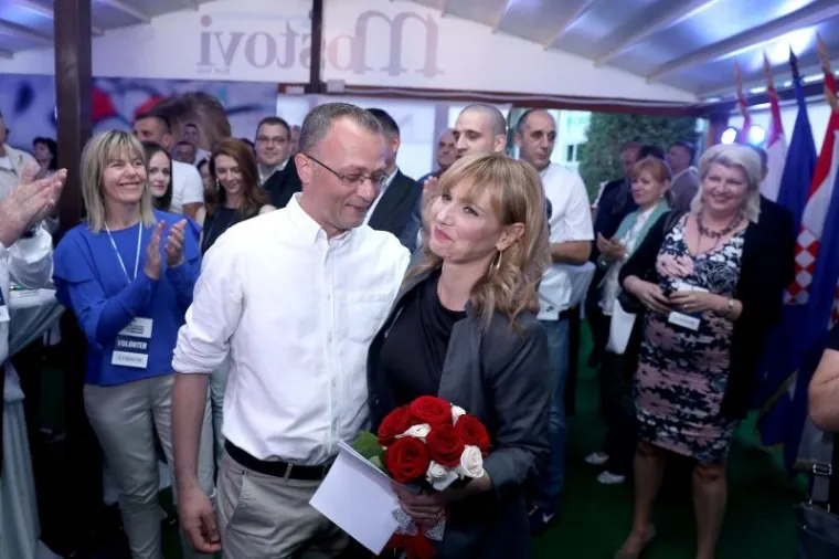 Hasanbegović izljubio Brunu Esih nakon objave rezultata