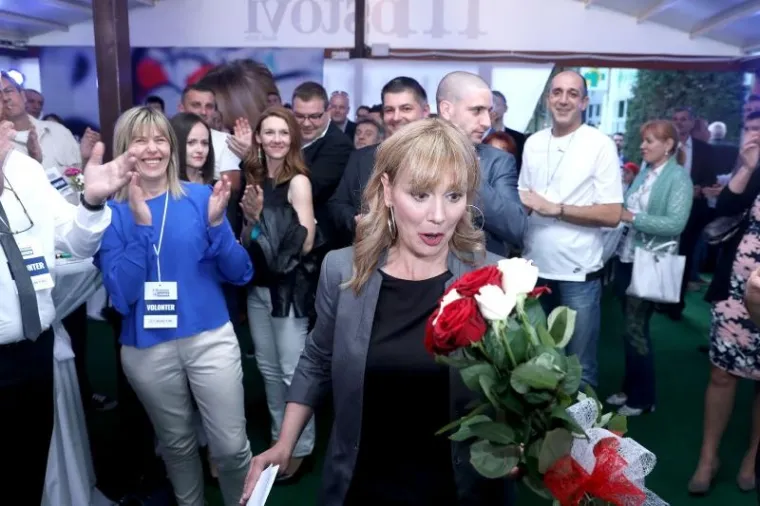 Hasanbegović izljubio Brunu Esih nakon objave rezultata