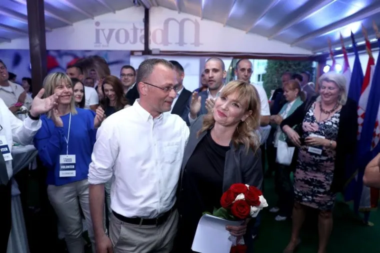 Hasanbegović izljubio Brunu Esih nakon objave rezultata