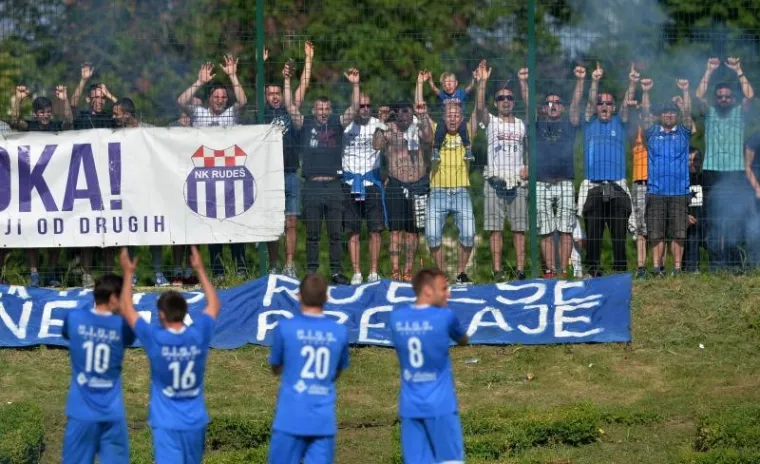 Nogometa&scaron;i Rude&scaron;a slave povijesni ulazak u 1. HNL, poraz u posljednjem kolu druge lige, protiv Gorice na domaćem terenu (0:2) za njih nije imao rezultatski značaj, natjecanje su zavr&scaron;ili na 1. mjestu, sa 60 bodova. Gorica je druga s 56 i ide u kvalifikacije za popunu Prve HNL.