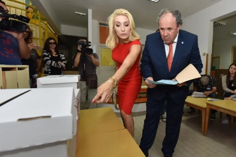 Željko Kerum, kandidat Hrvatske građanske stranke (HGS) za gradonačelnika na glasovanje je do&scaron;ao sa suprugom Fani i djecom. Prilikom ubacivanja listića u glasačke kutije Željko Kerum ubacio je listić u krivu glasačku kutiju