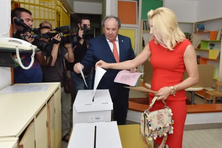 I 'PRIMARIUS' ŽELJKO KERUM DAO SVOJ GLAS... Svi su gledali potencijalnog gradonačelnika kako ubacuje u krivu kutiju