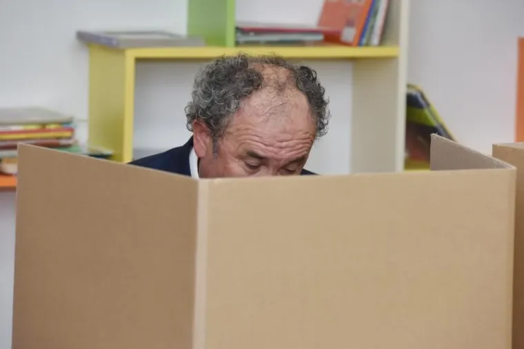 I 'PRIMARIUS' ŽELJKO KERUM DAO SVOJ GLAS... Svi su gledali potencijalnog gradonačelnika kako ubacuje u krivu kutiju