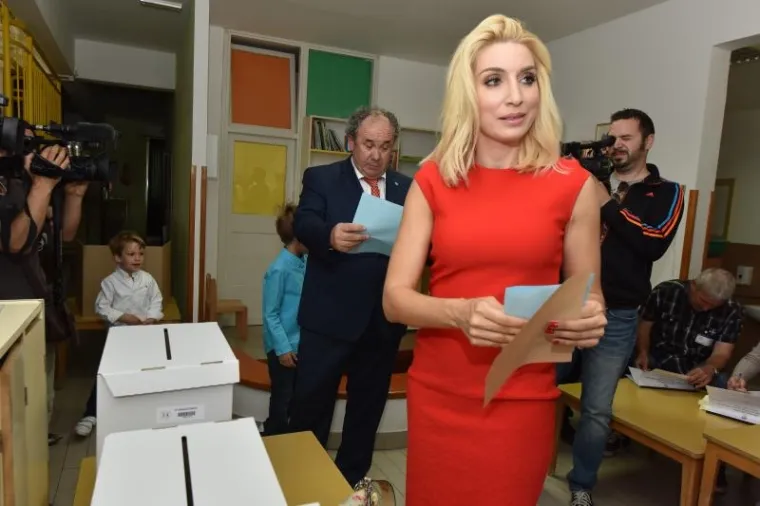 I 'PRIMARIUS' ŽELJKO KERUM DAO SVOJ GLAS... Svi su gledali potencijalnog gradonačelnika kako ubacuje u krivu kutiju