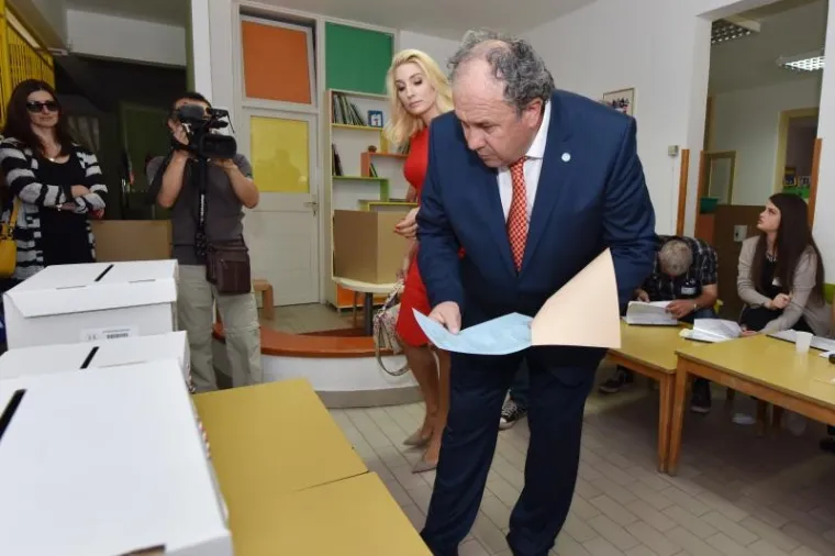 I 'PRIMARIUS' ŽELJKO KERUM DAO SVOJ GLAS... Svi su gledali potencijalnog gradonačelnika kako ubacuje u krivu kutiju