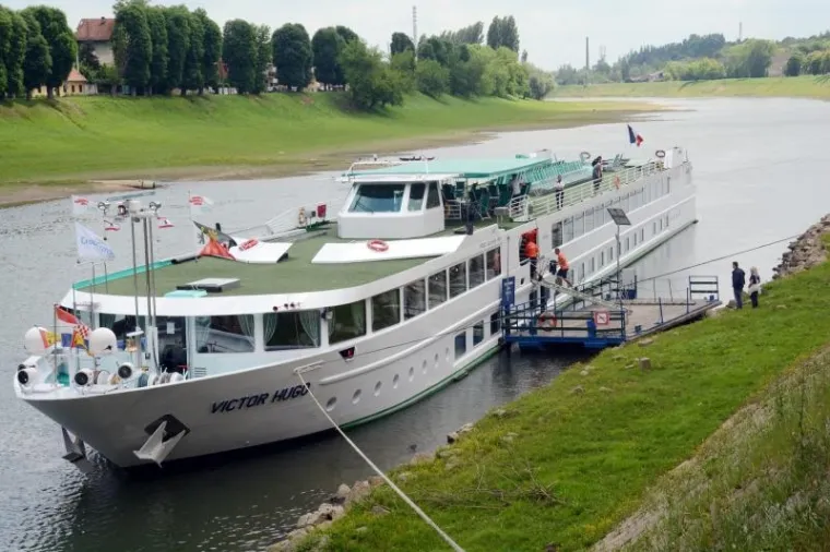 Francuski riječni cruiser "Victor Hugo" s 80-tak putnika Dunavom i Savom doplovio je iz Budimpe&scaron;te do Siska. Za putnike koji su se iskrcali u Sisku organiziran je zanimljiv program a njih će zamijeniti druga grupa koja će krenuti prema Budimpe&scaron;ti.