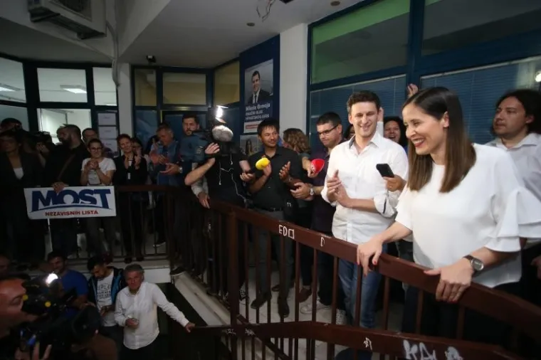 Božo Petrov i Katarina Ujdur obratili se biračima koje su obavijestili da imaju osvojenih 8 mandata u vijeću i nastavljaju utrku za gradonačelnika u drugom krugu.