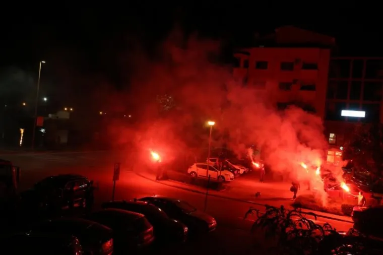 Nakon &scaron;to su se Božo Petrov i Katarina Ujdur obratili biračima koje su obavijestili da imaju osvojenih 8 mandata u vijeću i nastavljaju utrku za gradonačelnika u drugom krugu, pristalice su ispred stožera Mosta zapalili baklje.