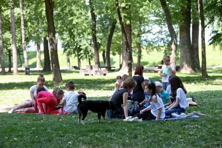 Genijalan projekt za klince: djeca na dekama uživala u čitanju knjiga uz jezero Bundek