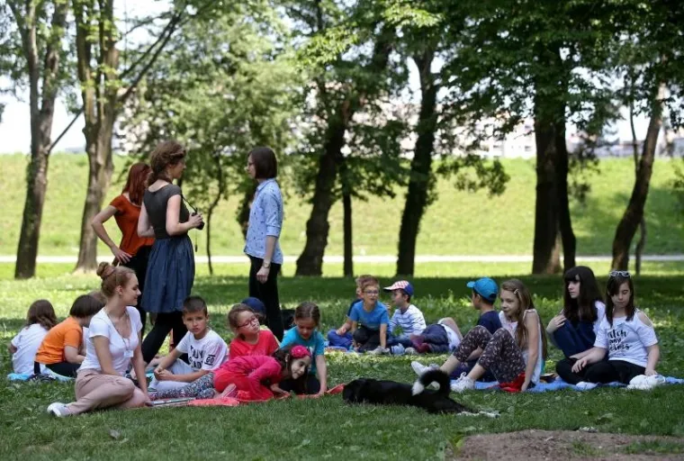 Genijalan projekt za klince: djeca na dekama uživala u čitanju knjiga uz jezero Bundek