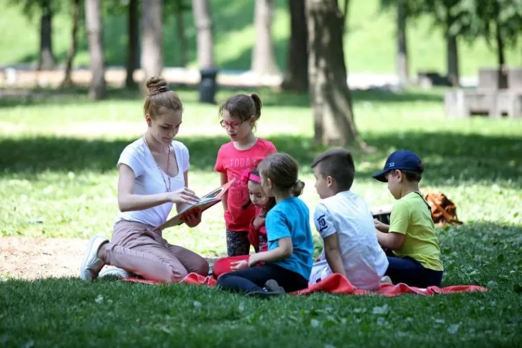 Genijalan projekt za klince: djeca na dekama uživala u čitanju knjiga uz jezero Bundek