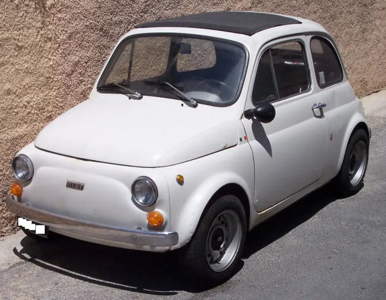 Fiat 500 će svakomu izmamiti osmijeh na lice. Starije će podsjetiti na negda&scaron;nja, bolja vremena, a djeca će se igrati igračkom tog legendarnog modela autoindustrije.
Taj je talijanski automobil objelodanjen prije 60 godina. Odmah je postao hit, zbog niske cijene, niskih tro&scaron;kova održavanja i upečatljivog dizajna.
Tijekom godina postao je klasik, a kompanija izbacuje na trži&scaron;te nove verzije. Tako je primjerice posljednji model predstavljen na sajmu u Ženevi.
Zanimljivo, dio originalnih automobila proizvedenih 1957. ostao je sačuvan do danas. U Njemačkoj je otprilike 7.500 originalnih Fiata 500.